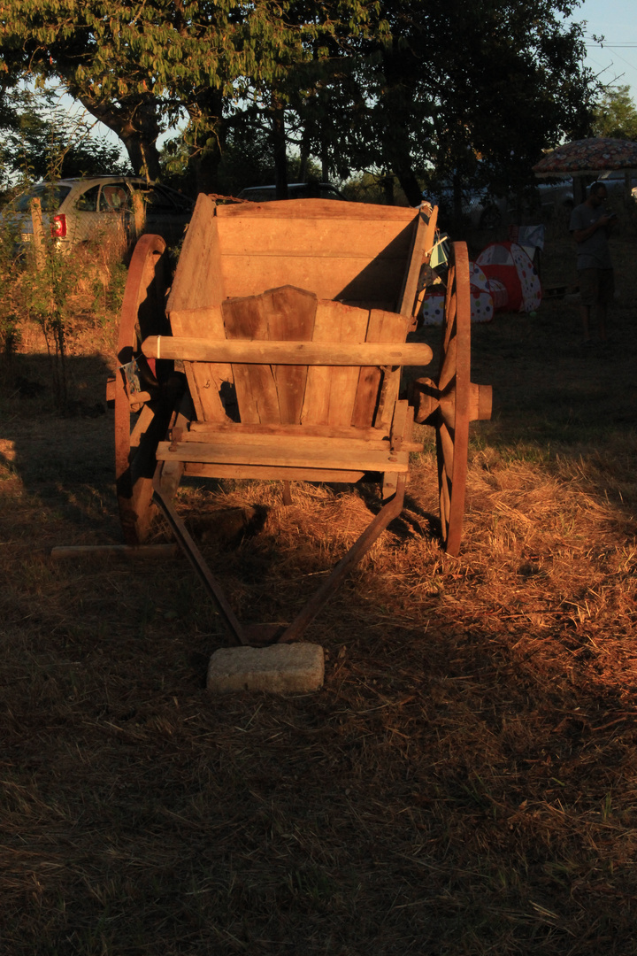 Charette sous un couché de soleil