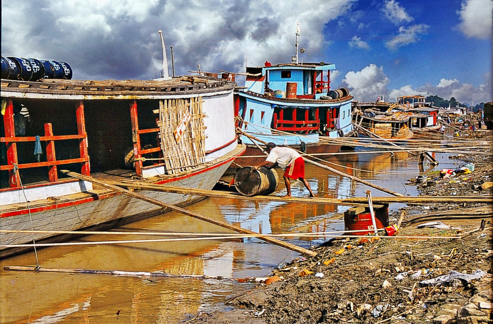 Chargement des barges sur l'Irrawady à Mingun