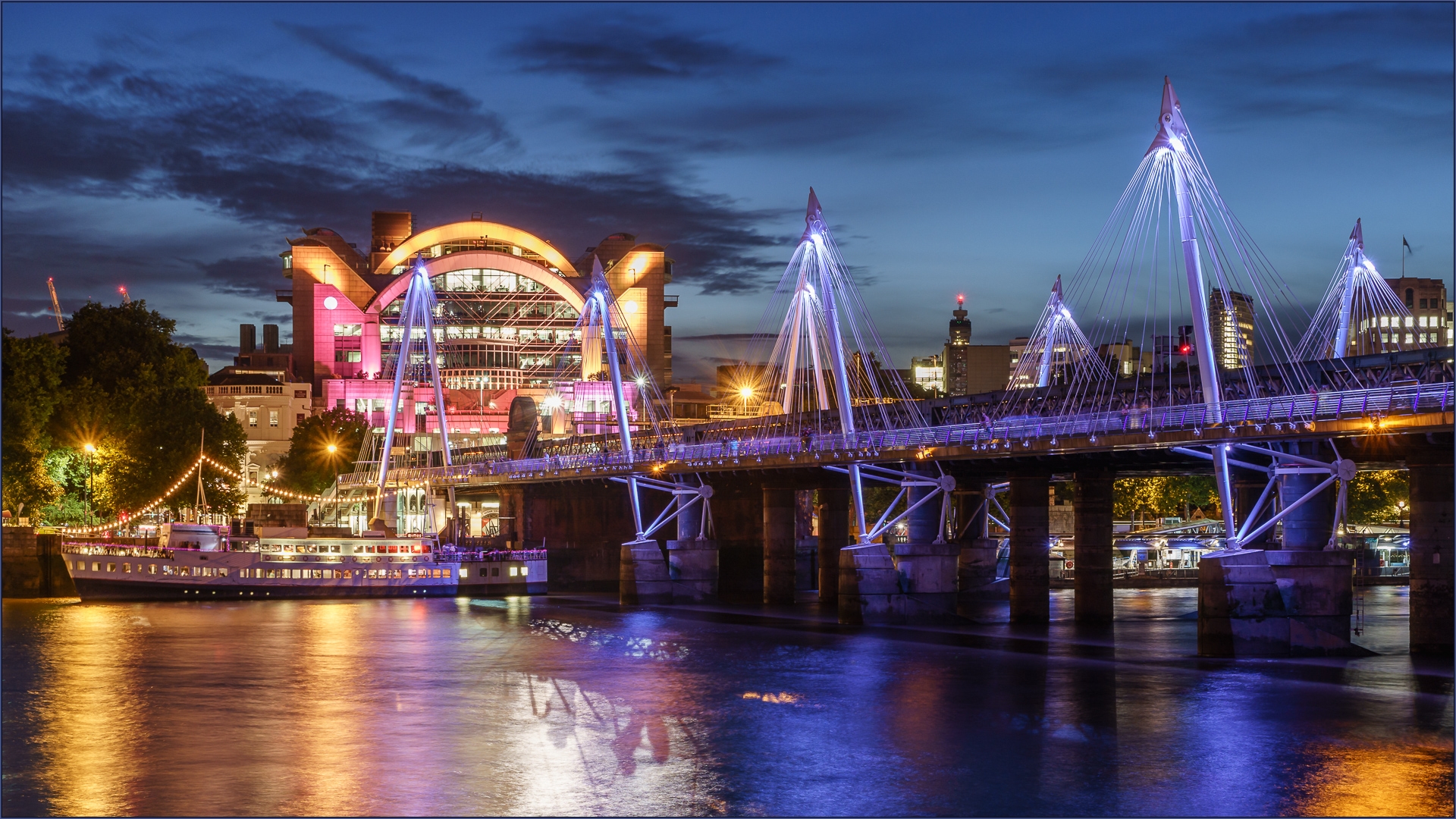 Charing Cross Und Golden Jubilee Bridges Hungerford Bridge