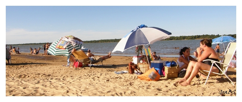 Charla de amigas en la playa