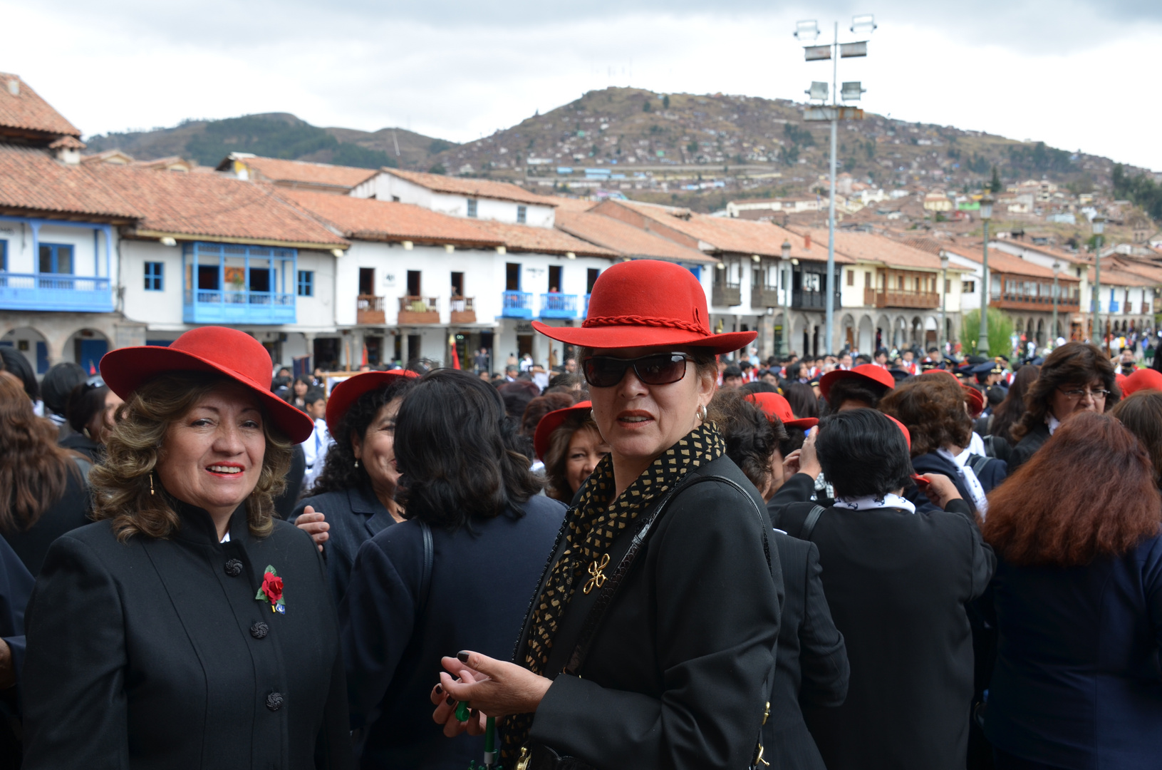 charlando antes del desfile