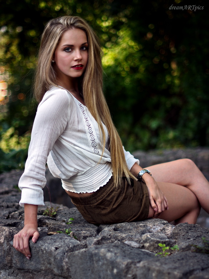 Charlene auf der Mauer