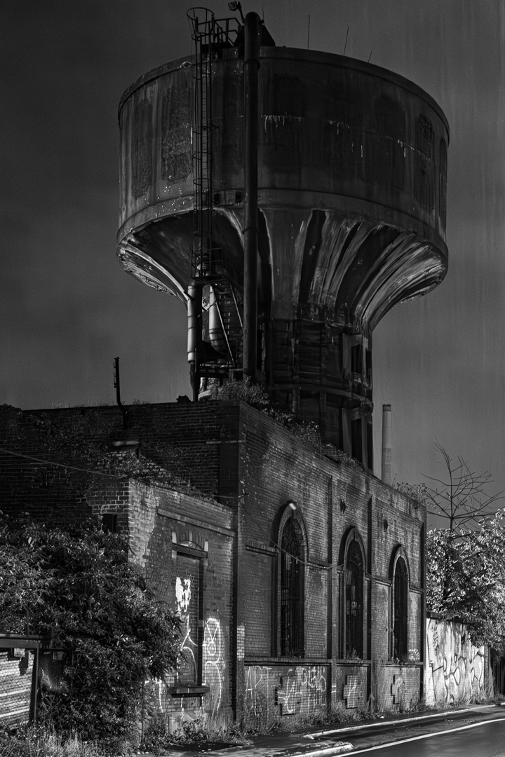 Charleroi im Regen bei Nacht