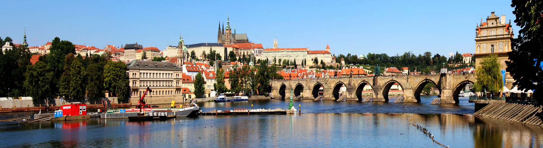 CHARLES BRIDGE AND THE CASTLE