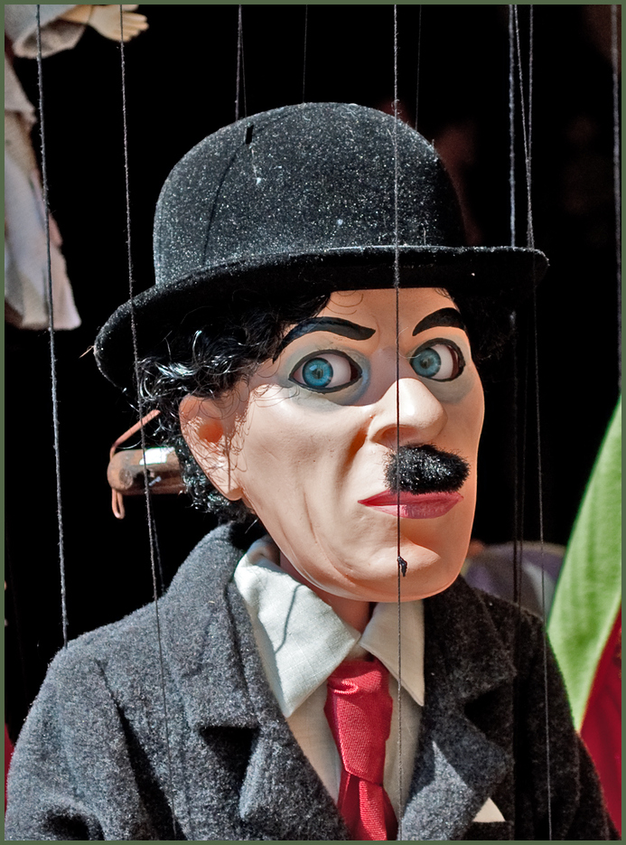 Charlie Chaplin als Marionette