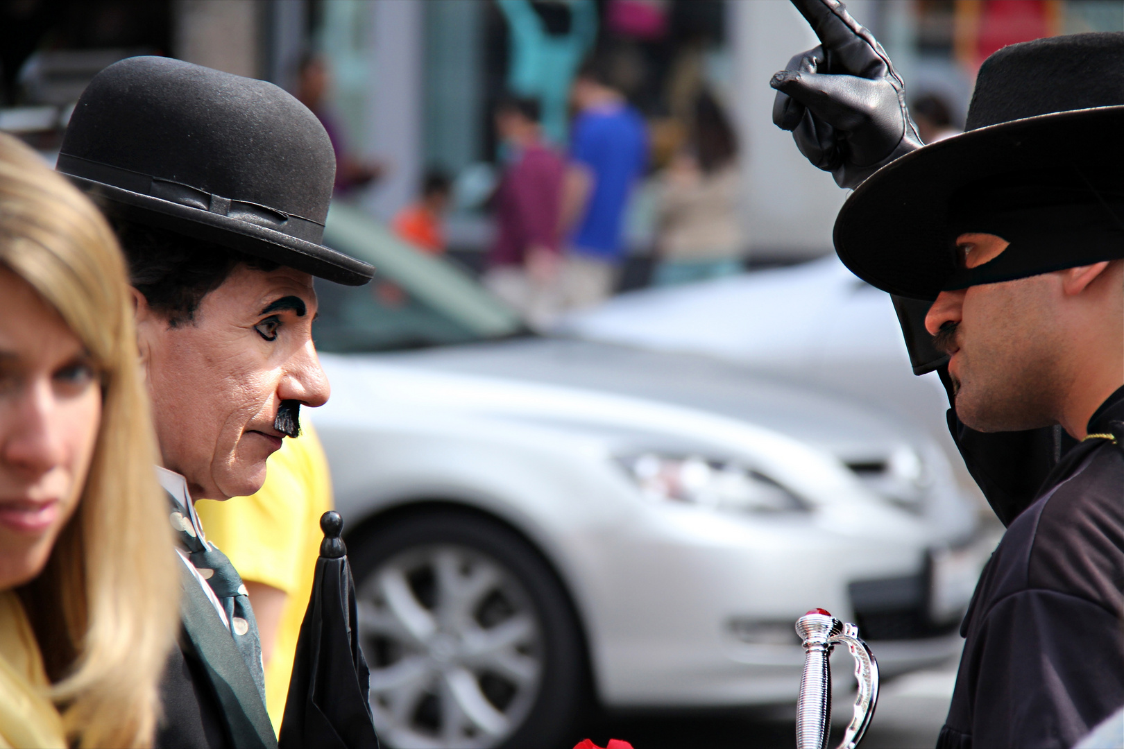 Charlie Chaplin und Zorro im Gespräch