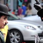 Charlie Chaplin und Zorro im Gespräch