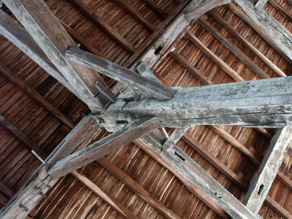 Charroux - Détail de la charpente de la halle médiévale