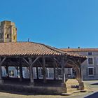 Charroux - La halle médiévale (XVème) et la Tour Charlemagne (XIème)