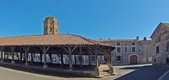 Charroux - La halle médiévale (XVème) et la Tour Charlemagne (XIème)