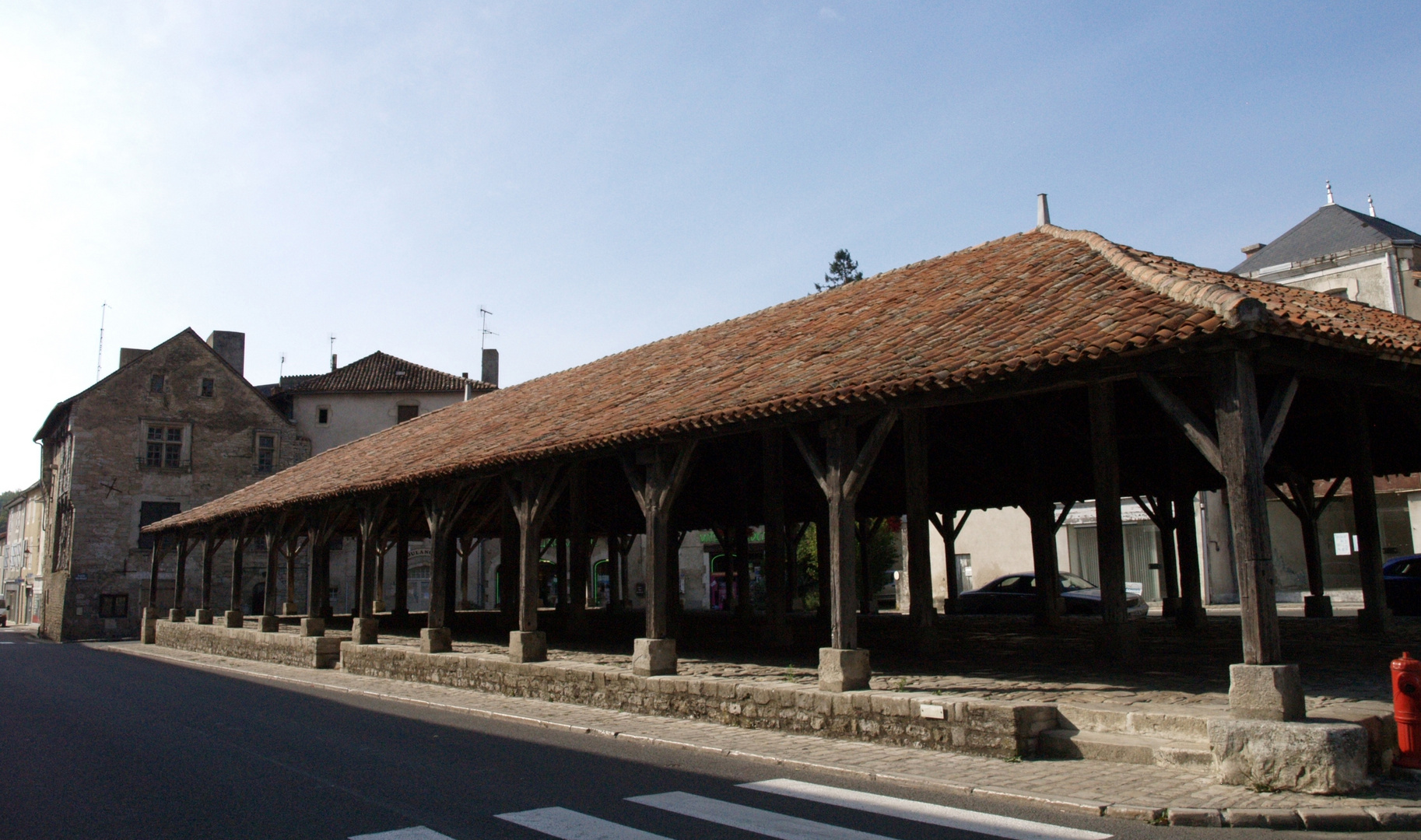 Charroux - La Halle médiévale (XVème siècle)