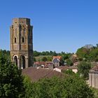 Charroux - La tour Charlemagne (XIème siècle) vue du parvis de l’Eglise Saint-Sulpice