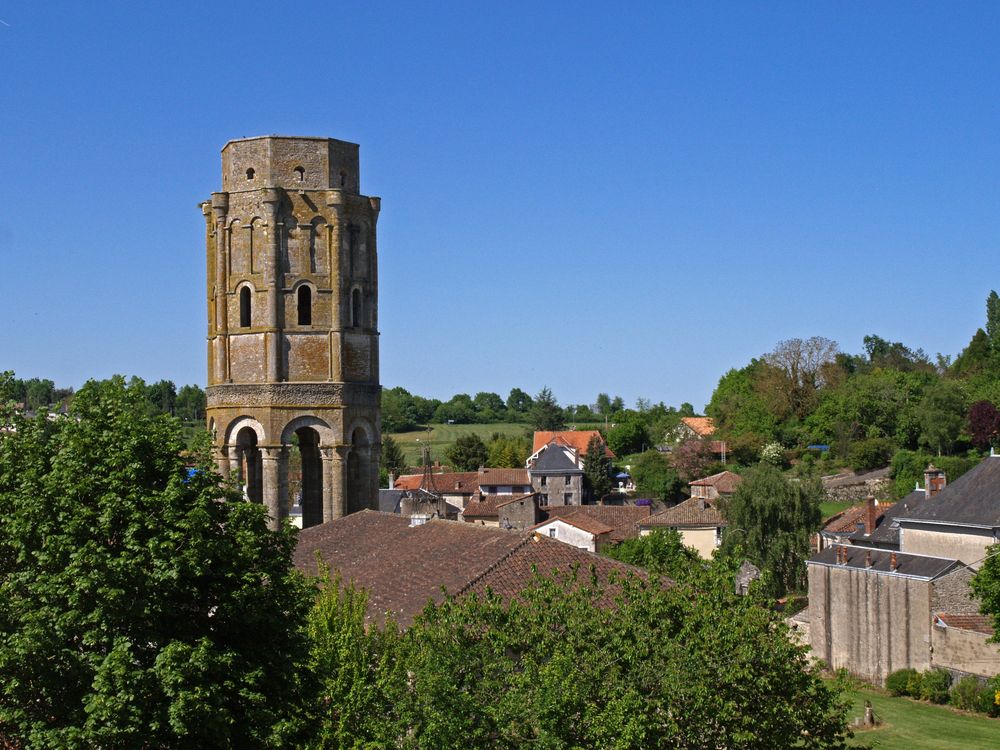 Charroux - La tour Charlemagne (XIème siècle) vue du parvis de l’Eglise Saint-Sulpice
