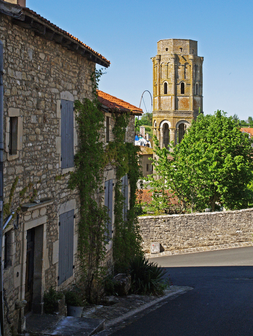 Charroux - La Tour Charlemagne (XIème) vue de la rue de l’Eglise