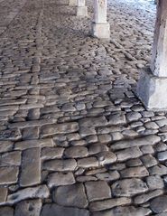Charroux - Les pavés de la halle médiévale
