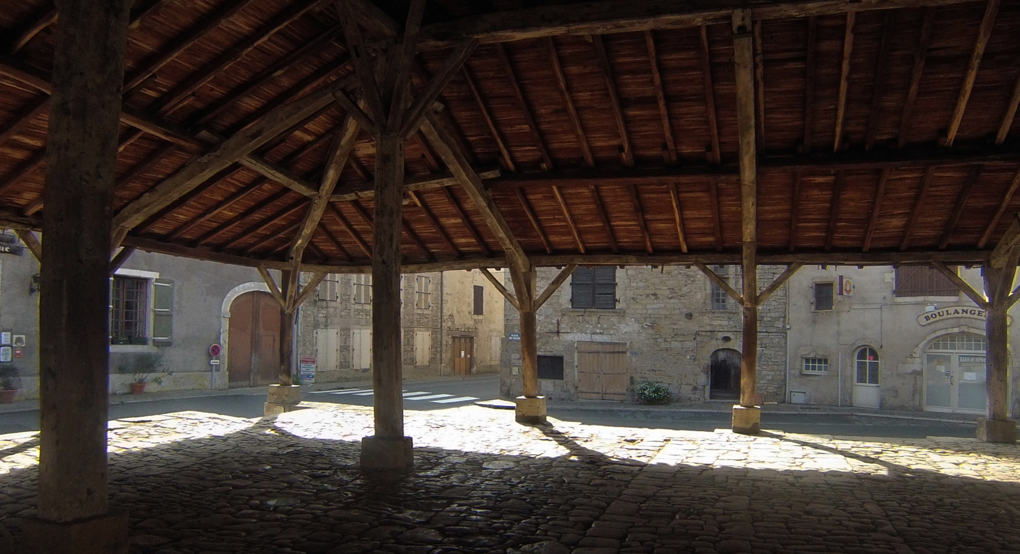 Charroux - Vue à partir de la halle médiévale sur les rues qui la jouxtent