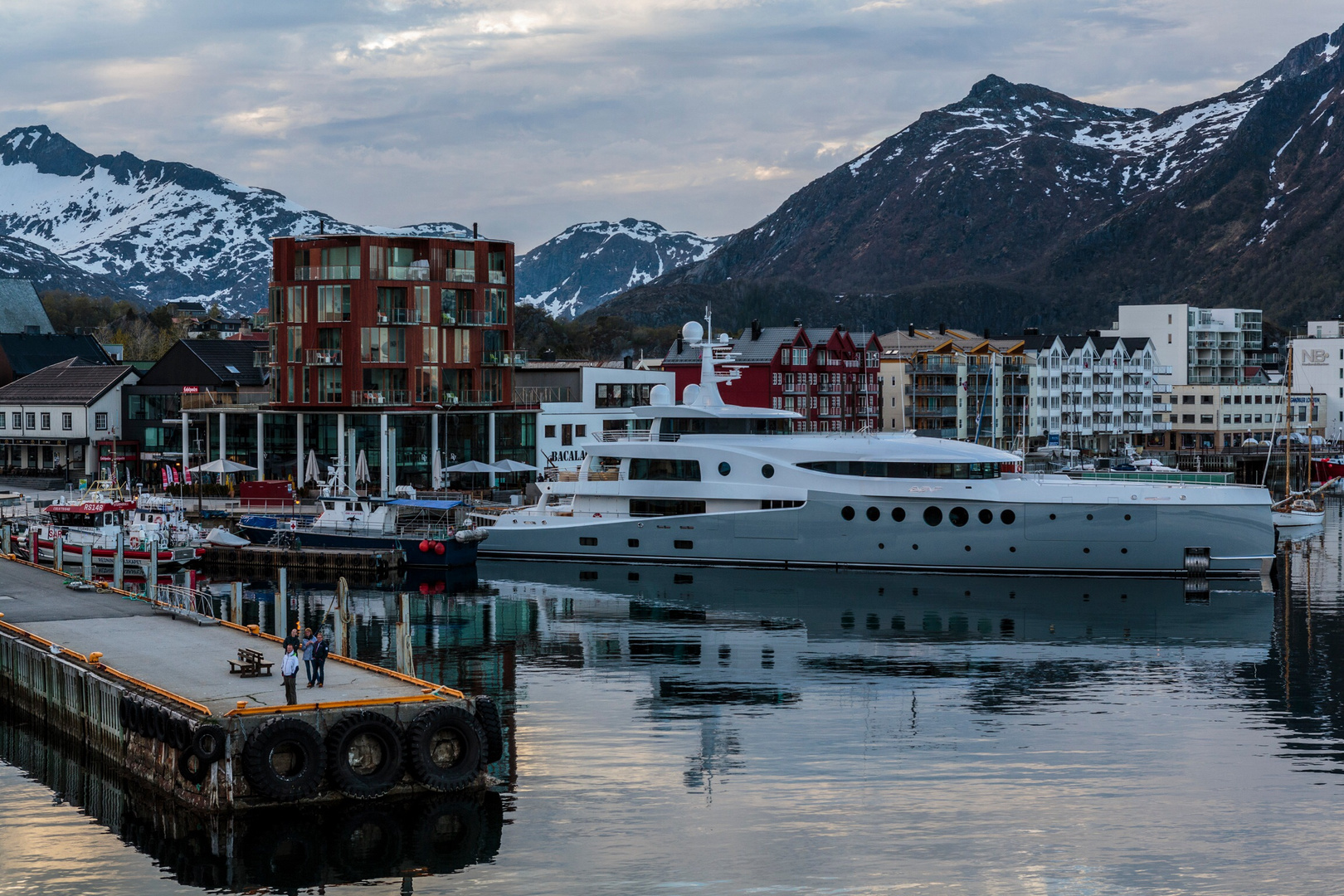 Charteryacht im Hafen von Svolvaer-Lofoten