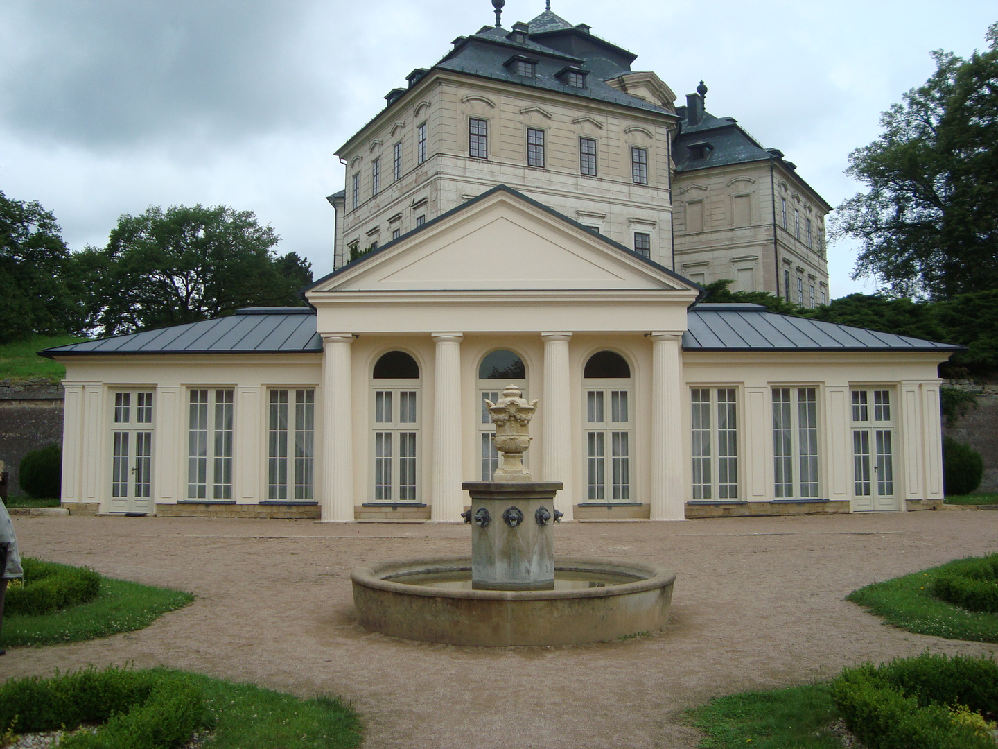 Chateau Charles Crown-pavilion in park