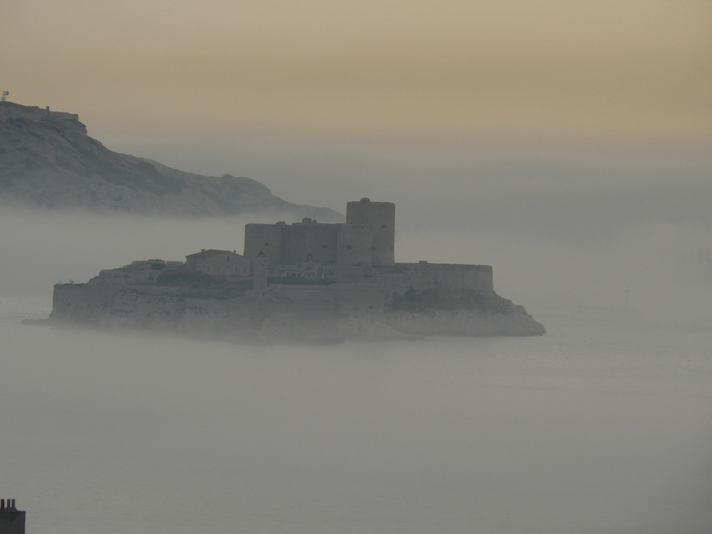 CHATEAU D' IF DANS LA BRUME.