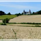 CHATEAU DANS LES CHAMPS