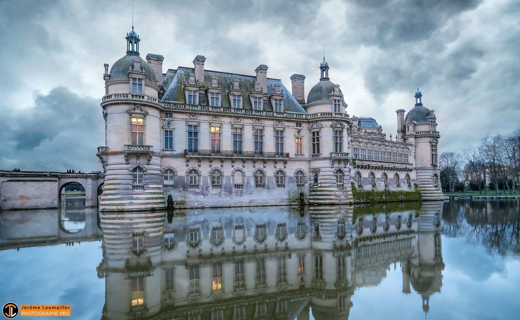 Chateau De Chantilly The Gray Man Chateau de Chantilly photo et image | europe, france, picardie Images