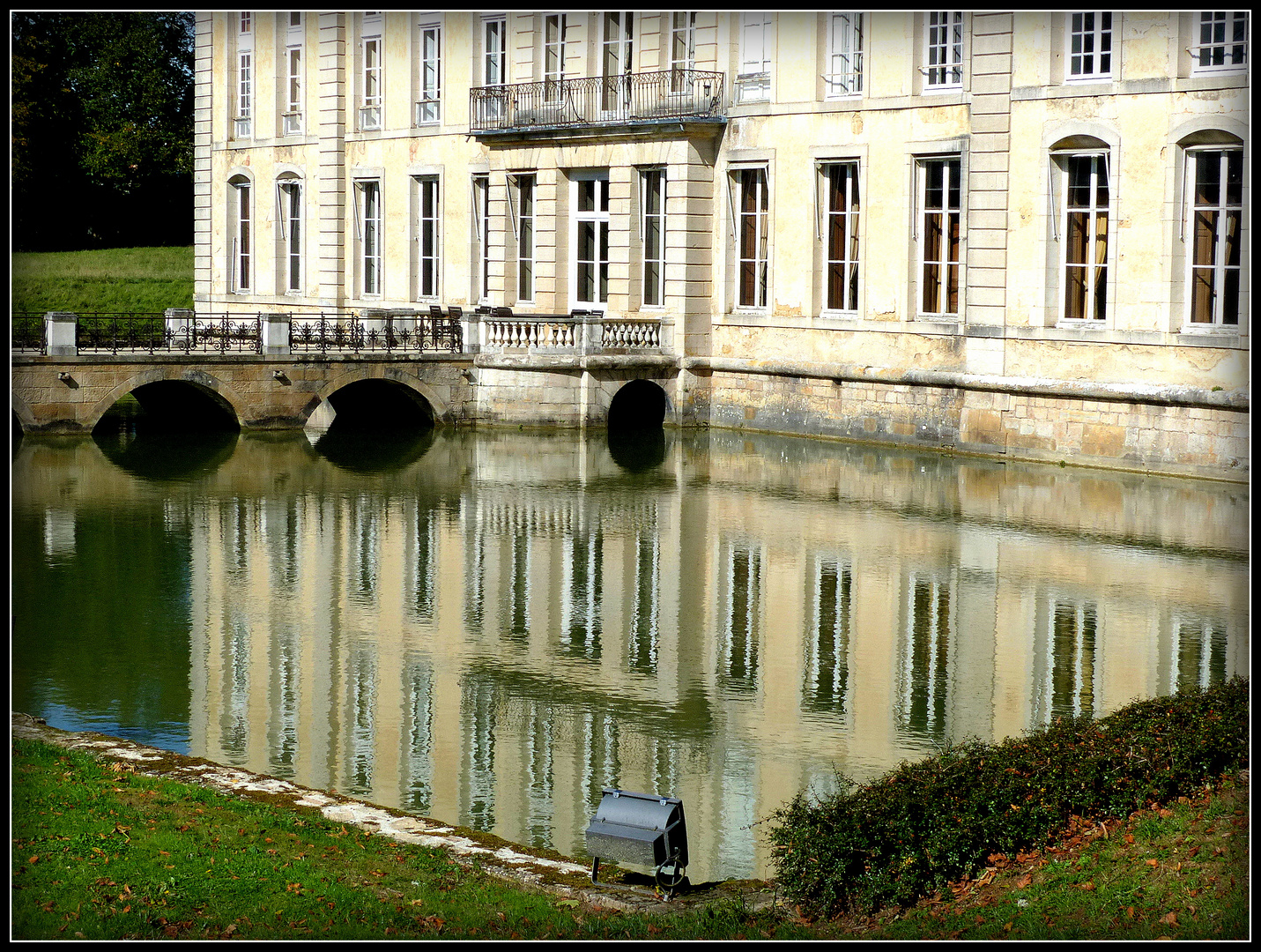 CHATEAU - DE - COMMARIN - 9 -