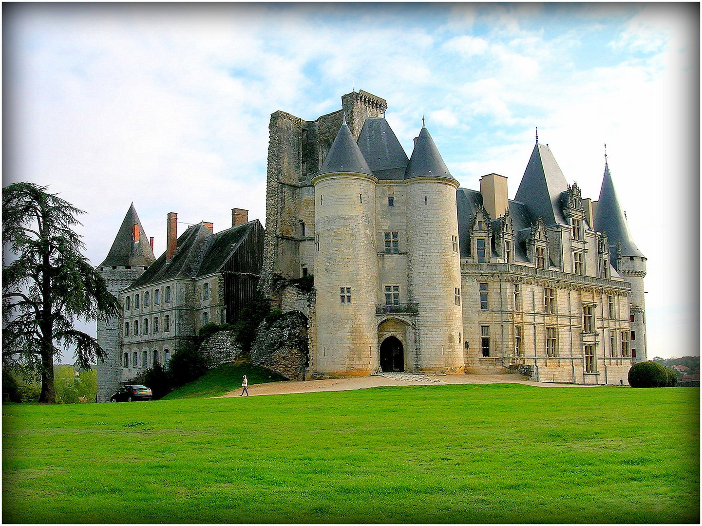 CHATEAU - DE -LA - ROCHEFOUCAULD - 2 -