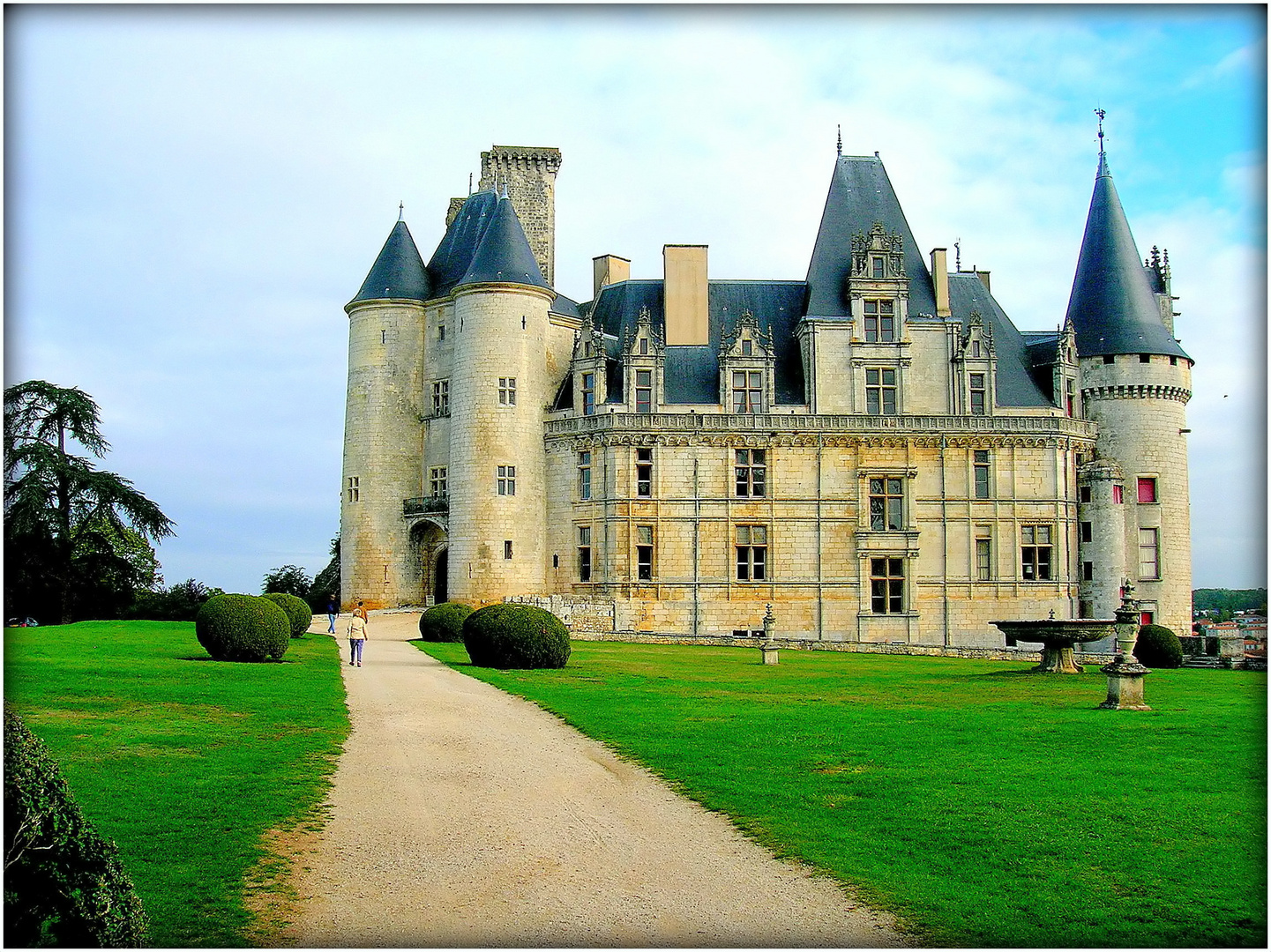 CHATEAU - DE - LA - ROCHEFOUCAULD