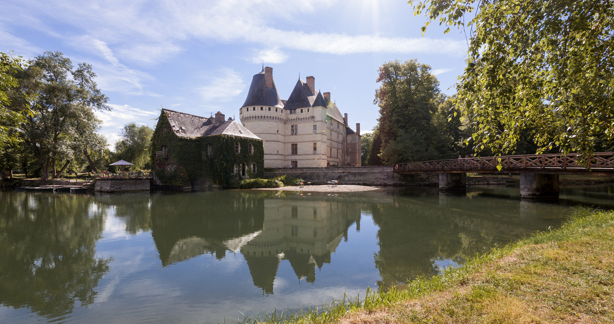 Chateau de'Islette mit Zugangsbrücke und Spiegelung