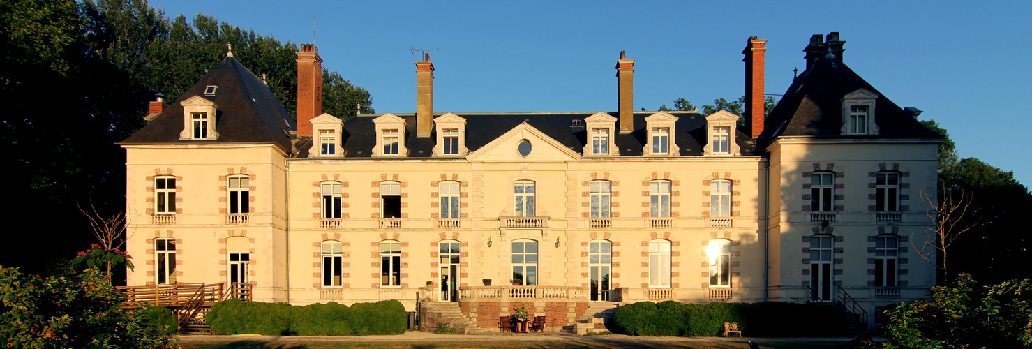 chateau percey im sonnenuntergang