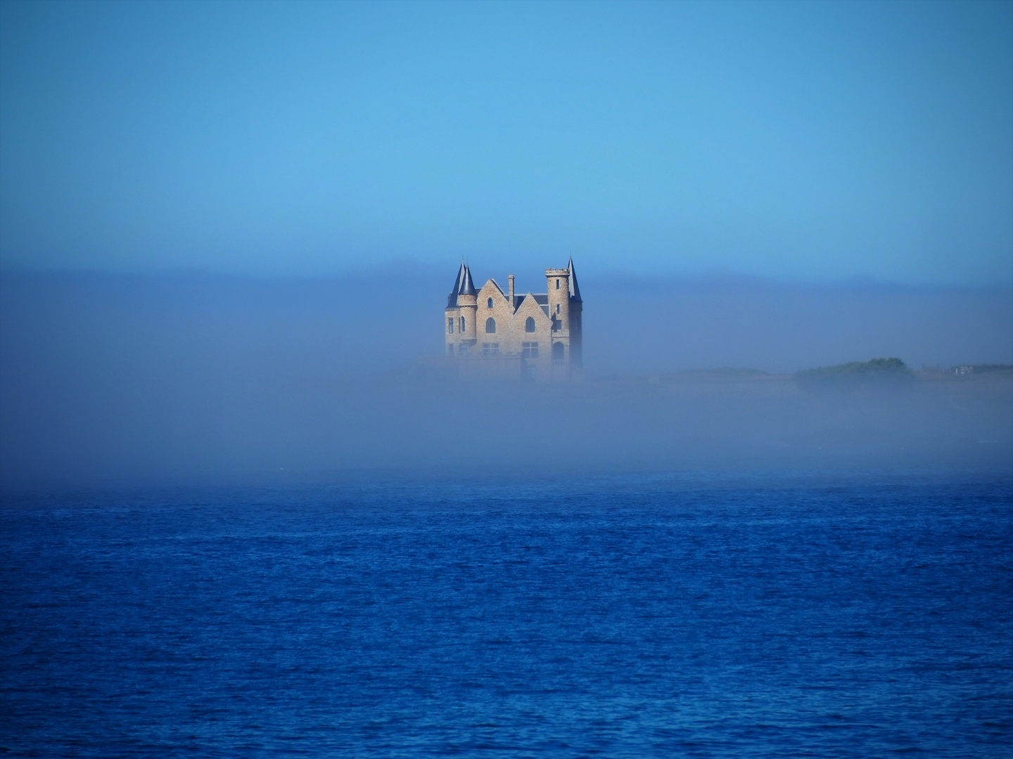 Chateau Turpault (56) dans une brume de chaleur