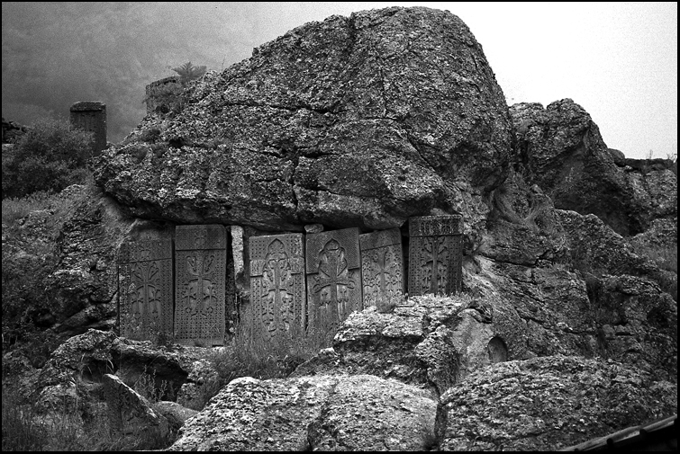 Chatsch'khare (Kreuzsteine) am Höhlenkloster Geghard