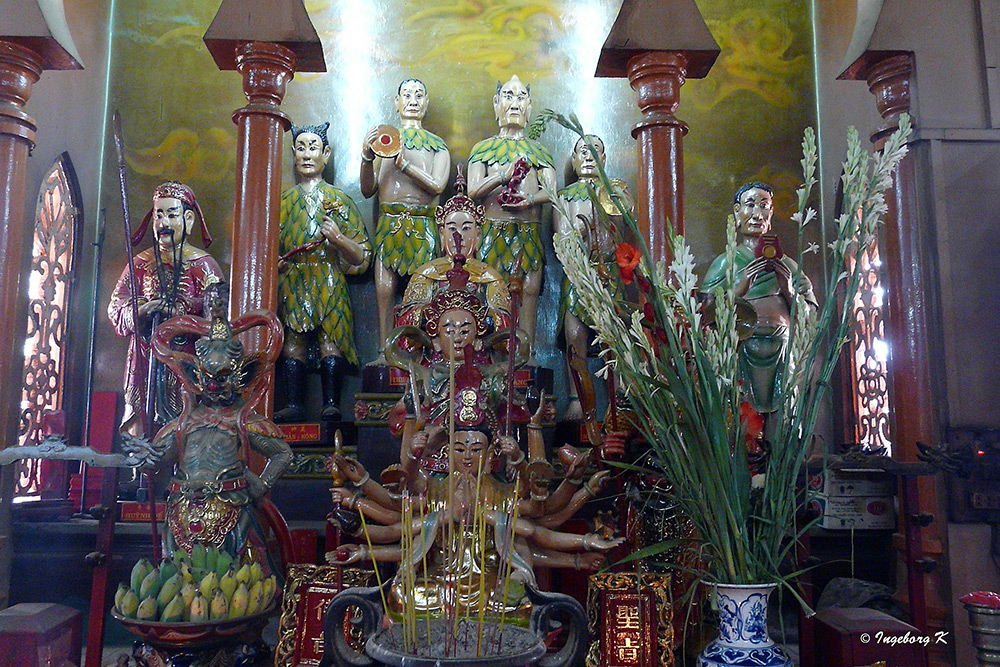 Chau Doc - Altar mit Druga, Geistern, Wächern, Weisen