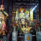 Chau Doc - Buddha-Altar mit Wächter