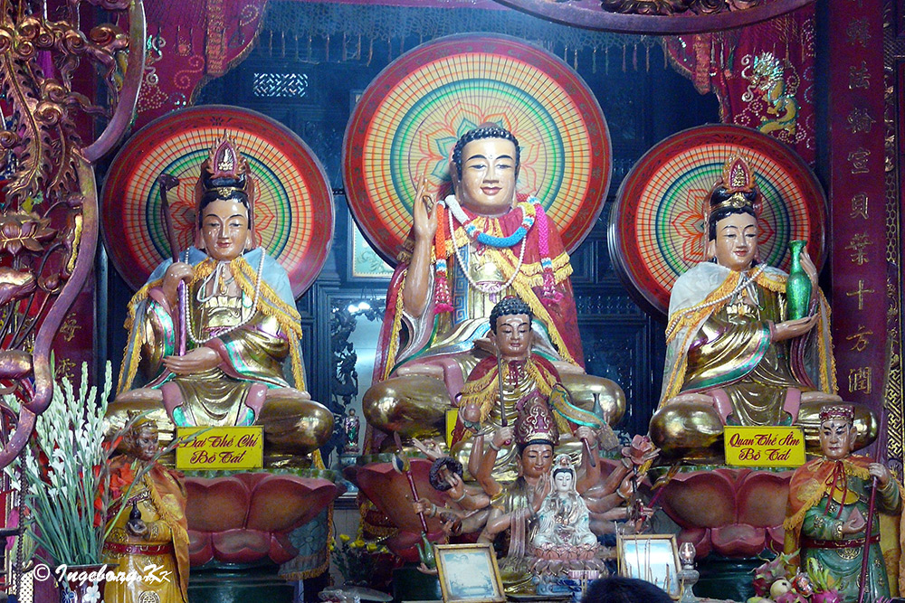 Chau Doc - Buddhistischer-/ Hindutempel - Altar 1