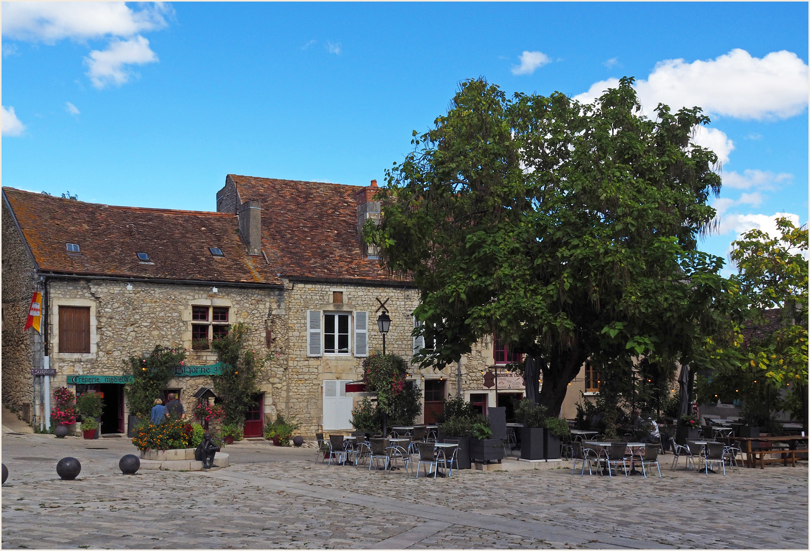 Chauvigny  --  Place du Donjon de Gouzon