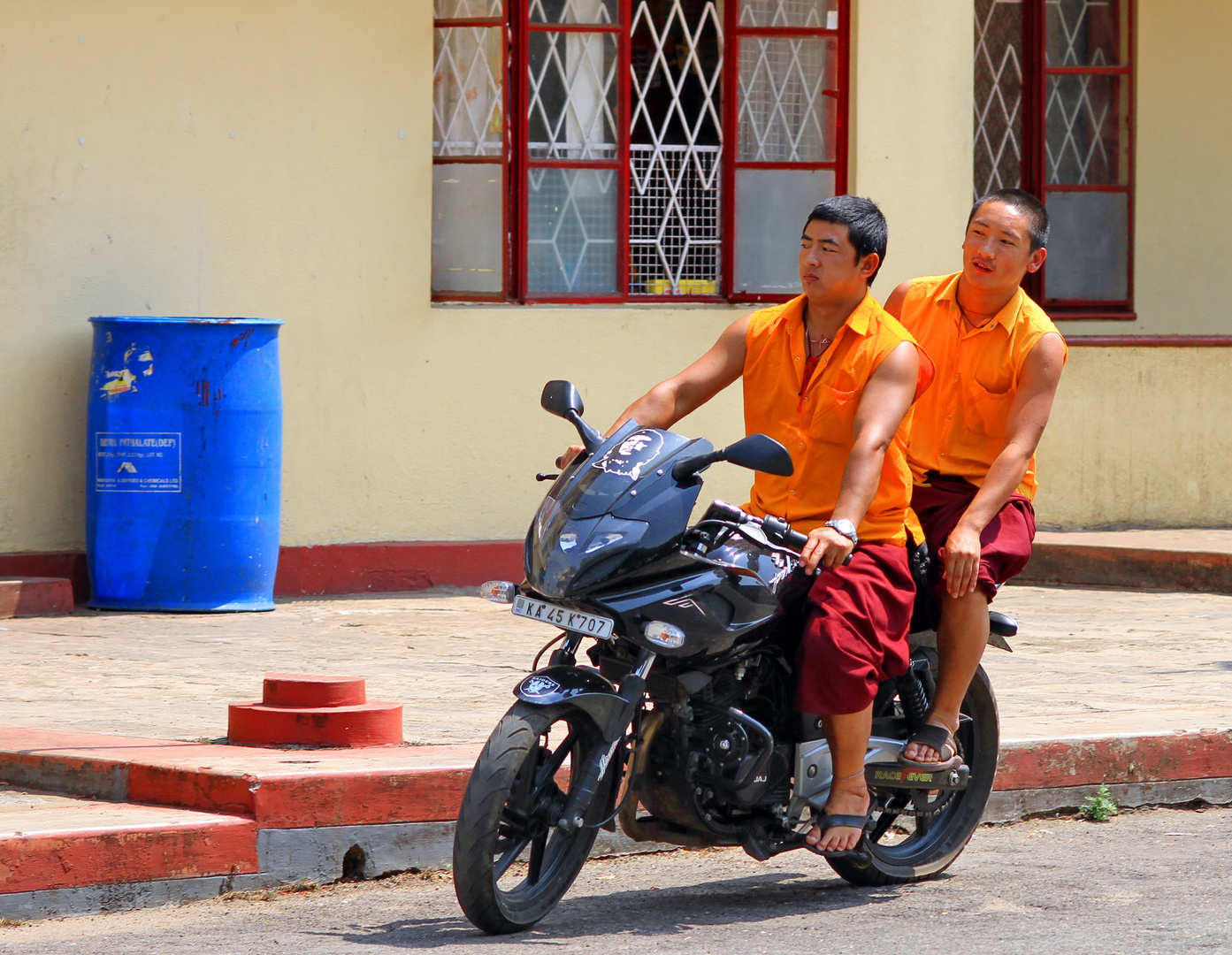 Che, Honda und tibetische Mönche