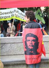 CHE - Junge schaut 1.Mai09 Stgt col