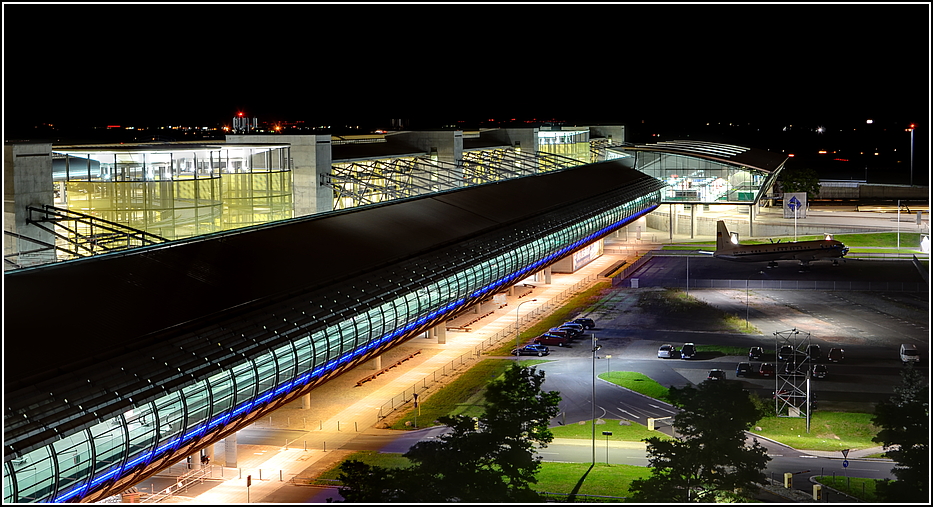 Check-In Flughafen Leipzig-Halle Foto & Bild | architektur, architektur bei nacht, blaue stunde ...