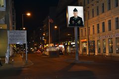 Checkpoint Charlie bei Nacht