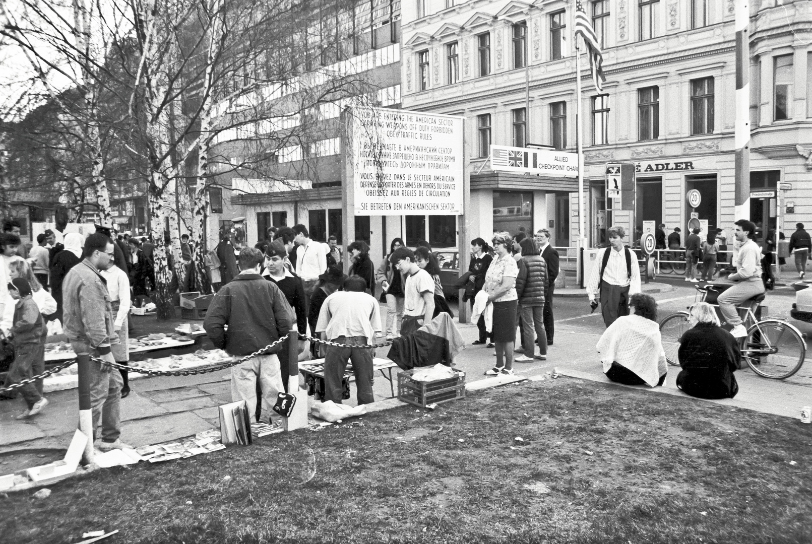 ...Checkpoint Charlie im Februar 1990