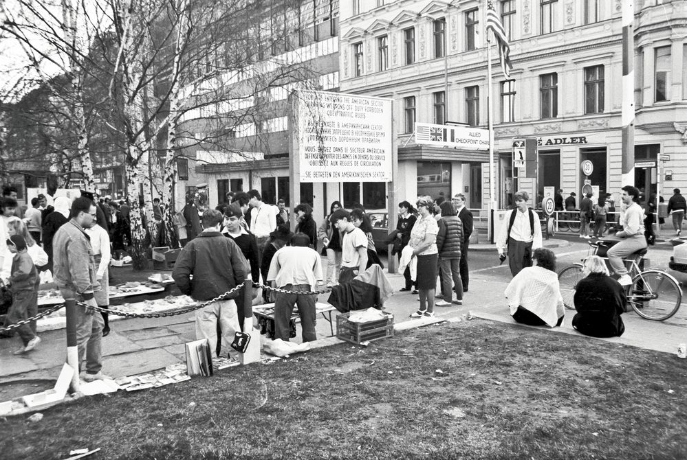 ...Checkpoint Charlie im Februar 1990