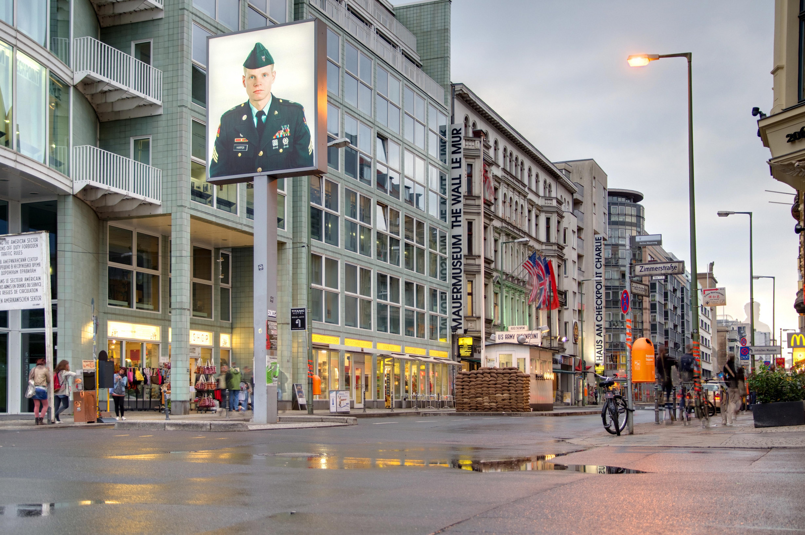 Checkpoint Charlie im Regen