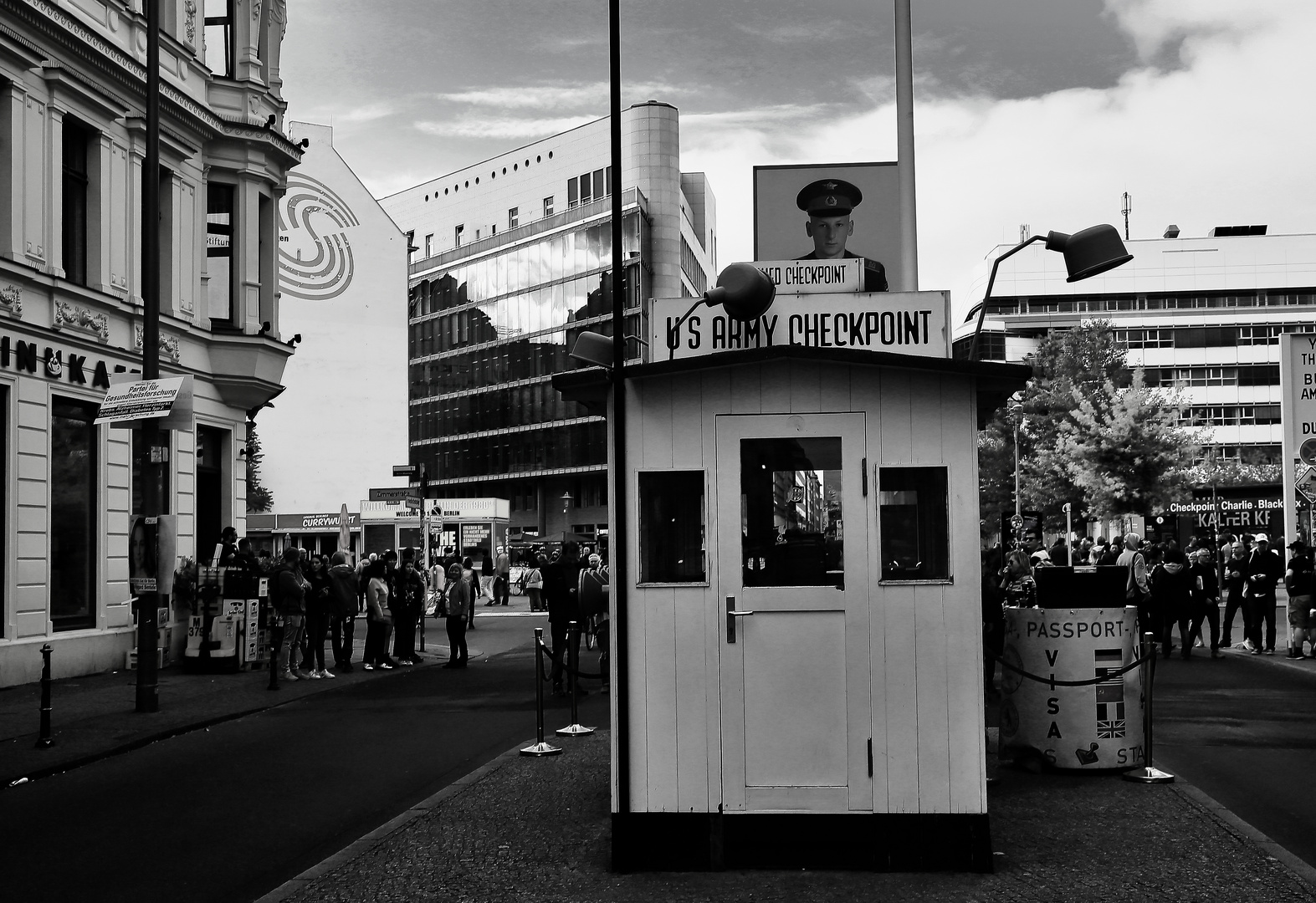 Checkpoint Charlie -monochrome-