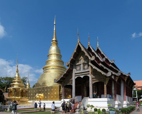 ...Chedi und Ubosot im Wat Phra Singh... 