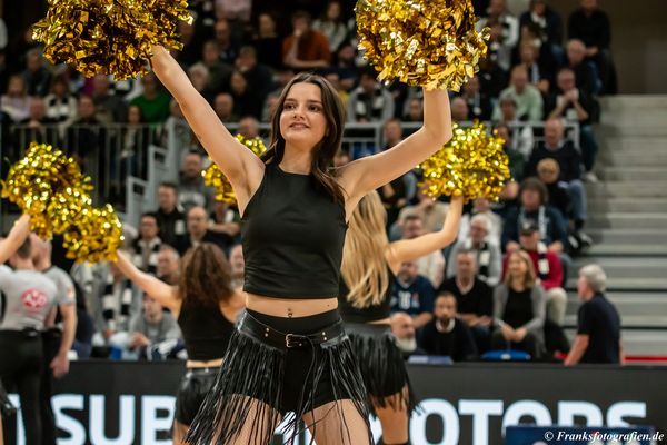 Cheerleader der MLP Academics Heidelberg am 15.11.24 im SNP Dome Heidelberg