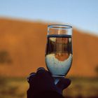 Cheers!!! Auf den mystischen Uluru-Sonnenuntergang...