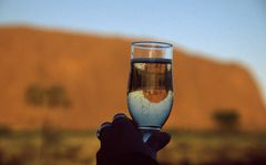 Cheers!!! Auf den mystischen Uluru-Sonnenuntergang...