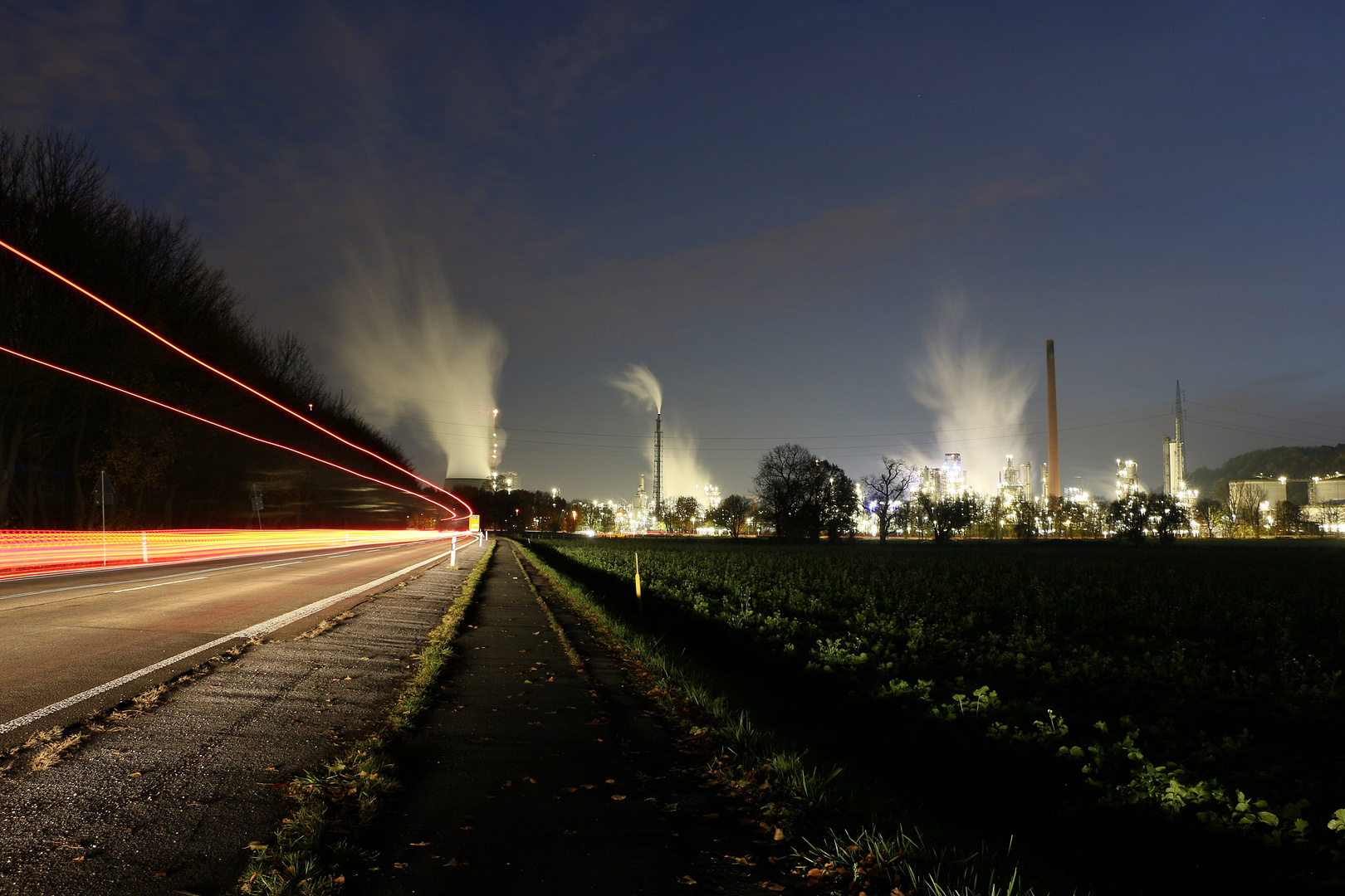 Chemiebetrieb bei Nacht