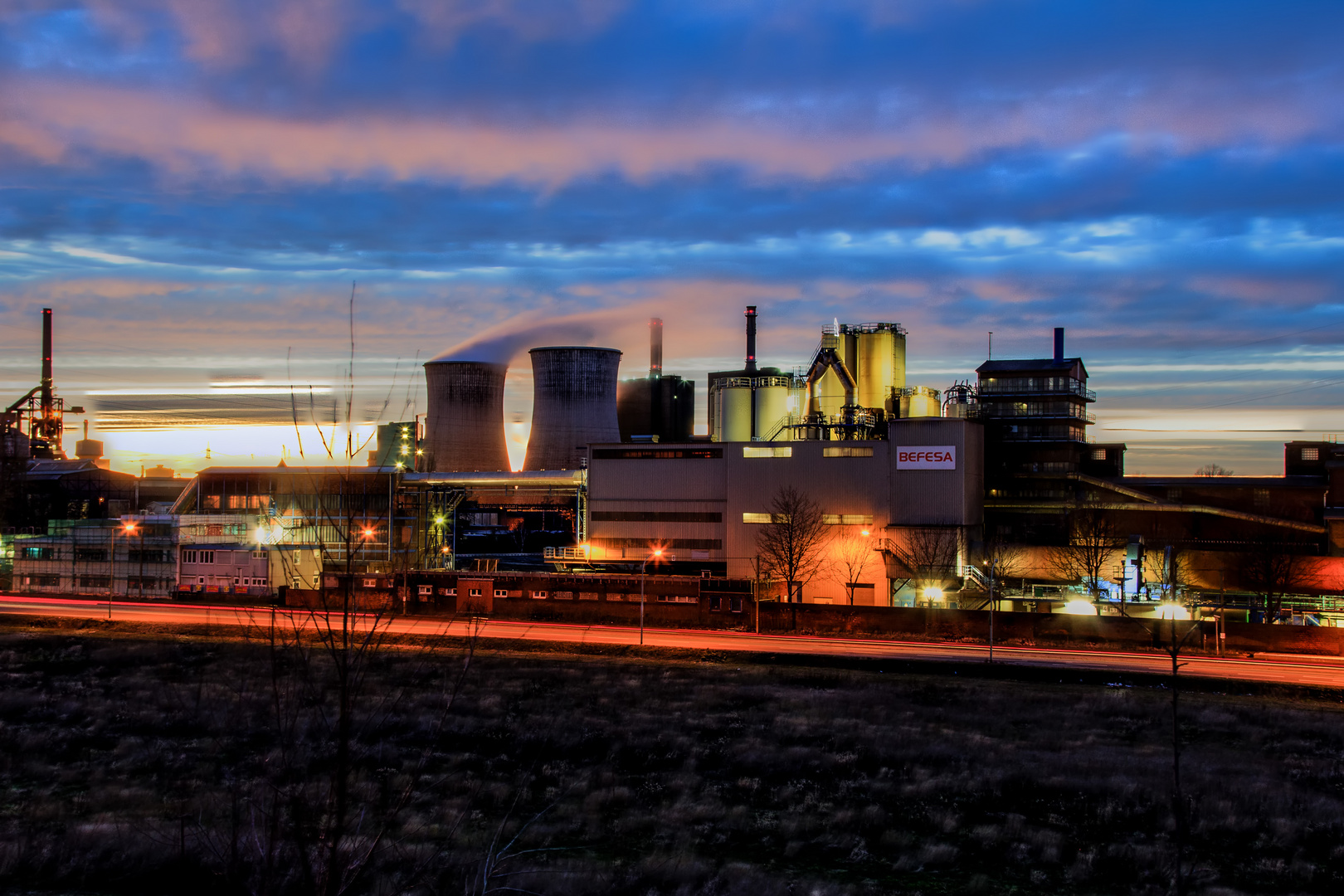 Chemiewerk in der Nacht